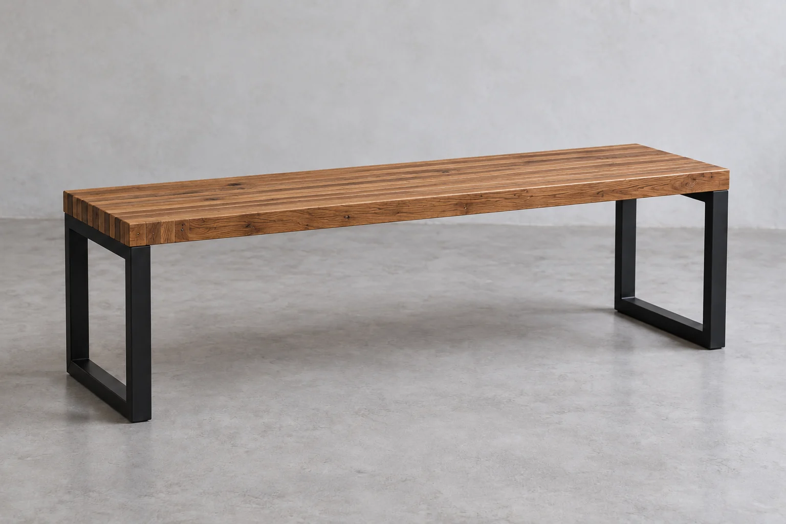 Banc avec assise épaisse composée de fines lamelles de bois revalorisé et deux cadres en acier noir.