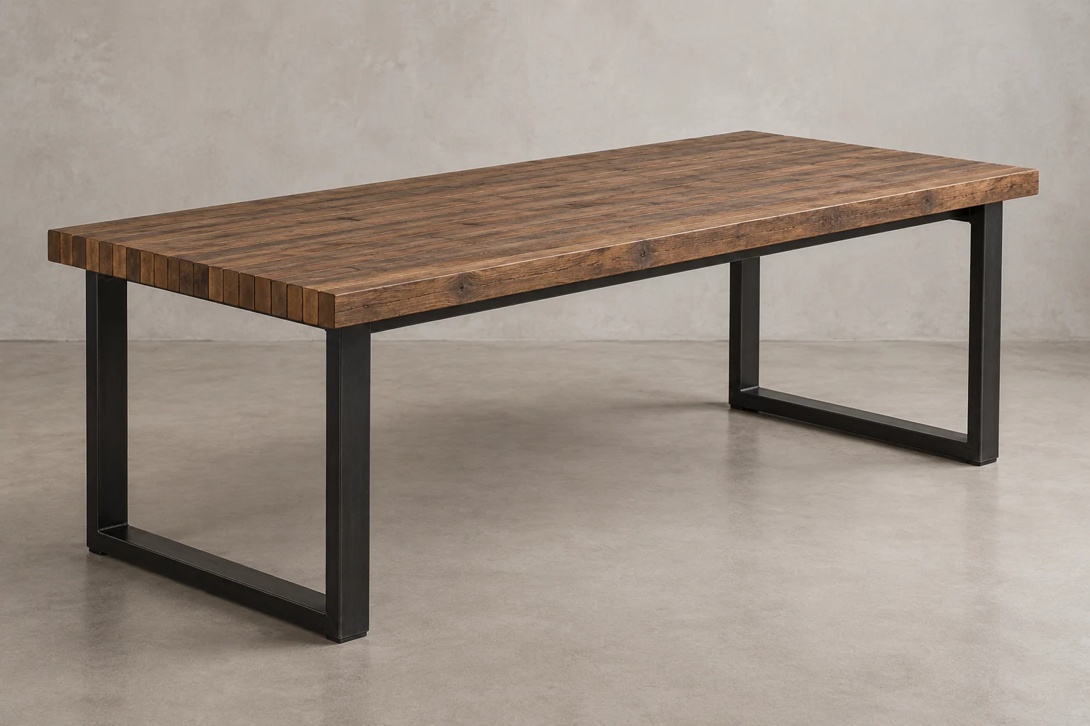 Concept de table de repas avec plateau de 40 mm en fines lamelles de palette et cadres en acier noir.
